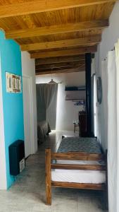 玛尔德科博Casa a 50 mts de la playa的一间卧室，配有两张床和木质天花板