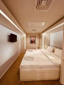 イスタンブールにあるOrtakoy Apartsのベッド1台、壁にテレビが備わる客室です。