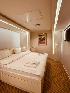 1 dormitorio con 1 cama blanca grande en una habitación en Ortakoy Aparts, en Estambul