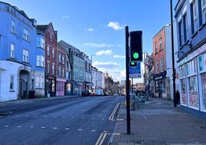 un semáforo verde en una calle de la ciudad con edificios en Charming Flat in Central Bristol, en Bristol