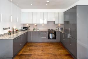 A kitchen or kitchenette at ALTIDO Exclusive 4-bed house in Kensington