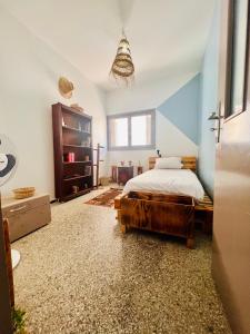 1 dormitorio con 1 cama en una habitación en sweet house fes, en Fez