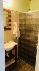 玛尔德科博Casa a 50 mts de la playa的带水槽和淋浴的浴室 更多14张照片