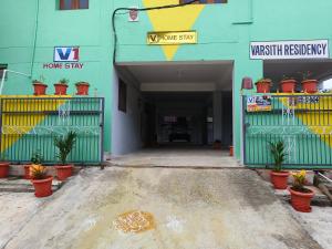 un edificio azul con un túnel con plantas en su interior en V1 Stay Home en Tirupati