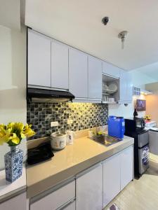 A kitchen or kitchenette at Trees Marias Affordable Staycation in Quezon City