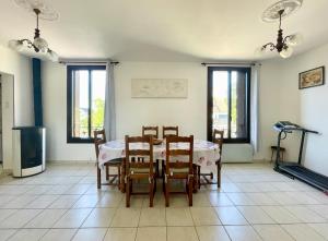a dining room with a table and chairs at En route pour disney et shopping a la vallée village in Couilly-Pont-aux-Dames