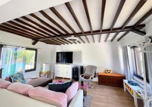 sala de estar con sofá y TV en En route pour disney et shopping a la vallée village, en Couilly-Pont-aux-Dames