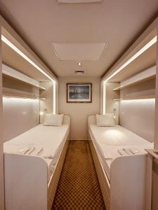 two beds in a small room with at Ortakoy Aparts in Istanbul