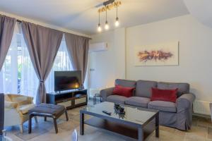 TV a/nebo společenská místnost v ubytování Porto Rafti Hideaway + 40 fotografií