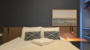 un letto con due asciugamani sopra di @morro.redondo - A casa no Lago e na Serra a CÃ¡ssia