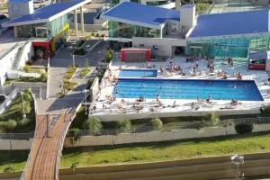 an overhead view of a swimming pool with people in it at Dpto doña coca alto villasol gama in Cordoba