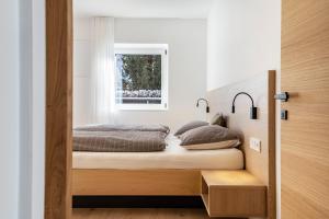 מיטה או מיטות בחדר ב-Mountain Meadows Apt 1