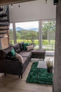 A seating area at Beskid Sielski - klimatyczne domki w Lipowej z widokiem na góry i sauną - Dream Apart