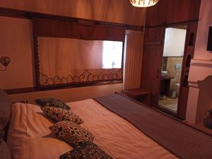 Un pat sau paturi într-o cameră la Konak Bindallı