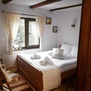 sypialnia z łóżkiem z dwoma ręcznikami w obiekcie Майоровата къща w mieście Shiroka Laka