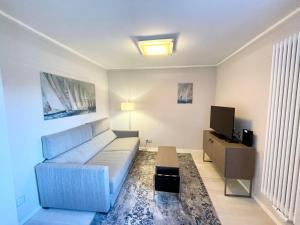 a living room with a couch and a tv at Seeschwalbe mit Meerblick in Binz
