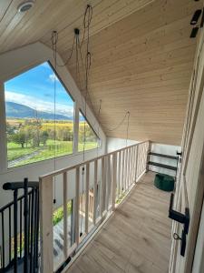 Pokój z balkonem z dużym oknem w obiekcie Beskid Sielski - klimatyczne domki w Lipowej z widokiem na góry i sauną - Dream Apart w Żywcu