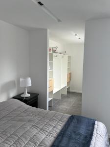- une chambre avec un lit et un bureau avec une lampe dans l'établissement Ushuaia Center Apartament Suit, à Ushuaia