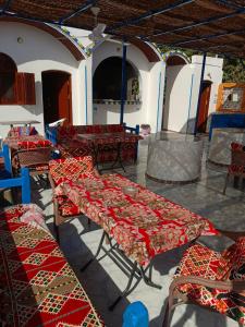 un grupo de camas en una habitación con mesas en Airkela Nuba Dool2, en Asuán