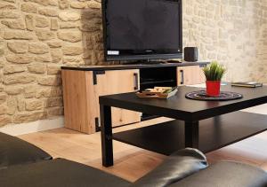 salon z telewizorem i stolikiem kawowym w obiekcie "Colbert Triplex" 3 chambres - Balcon - Patio - Cathédrale w Tours