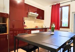 Kuchnia lub aneks kuchenny w obiekcie "Colbert Triplex" 3 chambres - Balcon - Patio - Cathédrale