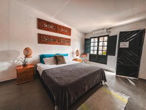 a bedroom with a bed and a window at HOTEL RENASCI PALOMINO in Palomino