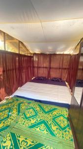 Lotus Jewel Forest Camping في سلطان بتيري: سرير في الجزء الخلفي من سيارة فان