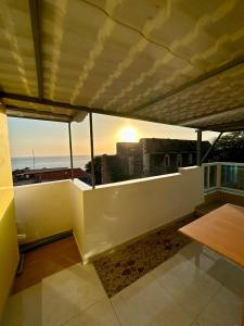einen Balkon mit Meerblick in der Unterkunft Cidade Velha - Cathedral view - 1Bdr Apart - 1 in Cidade Velha