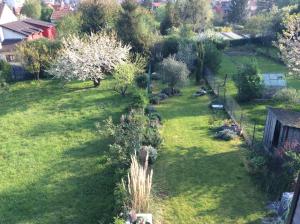 una vista aerea su un giardino con alberi e cespugli di Suite terrasse vue panoramique d’exception a Clamart