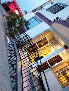 Trinity Resort Hotel & Spa في كامبالا: اطلالة علوية على مبنى به درج