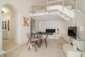 メガロホリにあるKampanario Luxury Villaの白いリビングルーム(テーブル、椅子付)