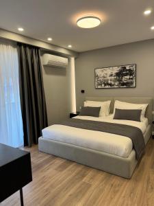Postel nebo postele na pokoji v ubytování L’Hotel Tirana