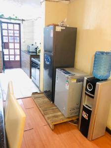uma cozinha com frigorífico e outros electrodomésticos em weekend getaway fully furnished em Kiserian