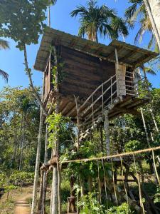 uma casa na árvore na selva em Lotus Jewel Forest Camping em Sultan Bathery