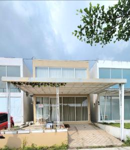 BnB House Villa Jogja في Balong: منزل به شمسية
