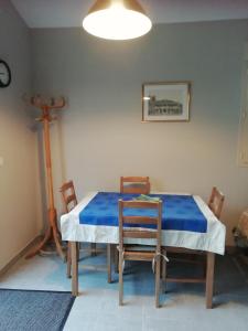 een eetkamer met een blauwe tafel en stoelen bij Les Glycines de Soubize in Lablachère