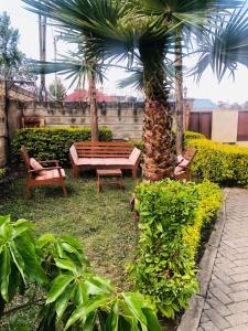 um parque com um banco e uma palmeira em weekend getaway fully furnished em Kiserian