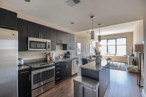 een keuken met roestvrijstalen apparatuur en zwarte kasten bij Reston 2br w pool gym nr dining drinks WDC-830 in Reston