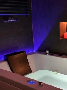 Bilik mandi di AQUAROOMS Luxury Suites