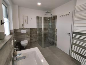 Koupelna v ubytování Ferienhaus Deich Frans + 10 fotografií