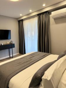 Postel nebo postele na pokoji v ubytování L’Hotel Tirana