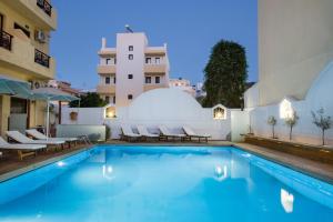 The swimming pool at or close to Atlantis Hotel