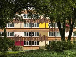 um edifício multicolorido com muitas janelas em ibis Styles Besançon em Besançon