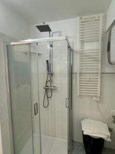 uma casa de banho com uma cabina de duche em vidro em Monte Carlo border sea view 10 min to Casinò em Beausoleil