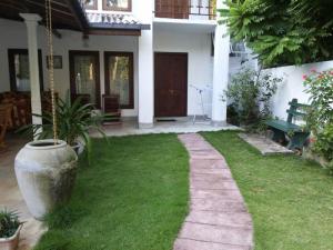 uma casa com um jardim com relvado em Singha Holidays em Mirissa