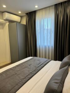 Postel nebo postele na pokoji v ubytování L’Hotel Tirana