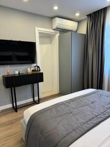 Postel nebo postele na pokoji v ubytování L’Hotel Tirana