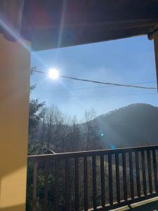 Nespecifikovaný výhled na hory nebo výhled na hory při pohledu z hostelu