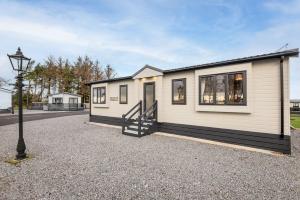Byggingin sem sumarhúsið er í