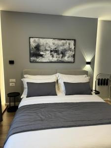 Postel nebo postele na pokoji v ubytování L’Hotel Tirana